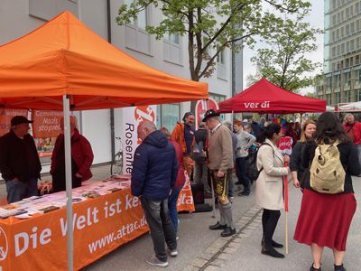 Infostand von Attac Rosenheim zum 01. Mai